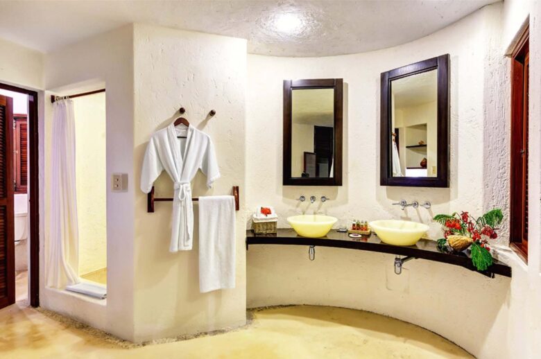 Viila Foto Cenote Bathroom